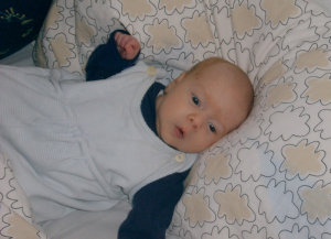 Jonte liegt wach im Bett der Eltern