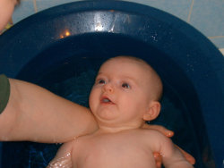 Theda wird von Linda gebadet