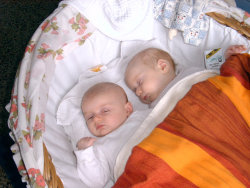 Theda und Jonte im Stubenwagen