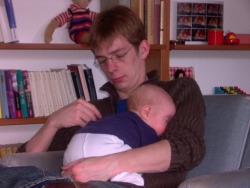 Jonte schläft auf Garrelts Arm