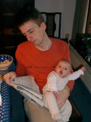 Theda und Sunke lesen Zeitung