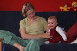 theda_lacht_mit_katrin.jpg